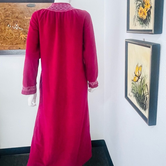 Vanity Fair Burgundy Zip Up Robe/ Housedress With Zig Zag Decoration - Picture 6 of 11